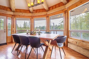 Dining - Timber Wilderness Lodge (North Frontenac)