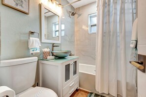 Secadora de cabello, toallas, papel de baño 