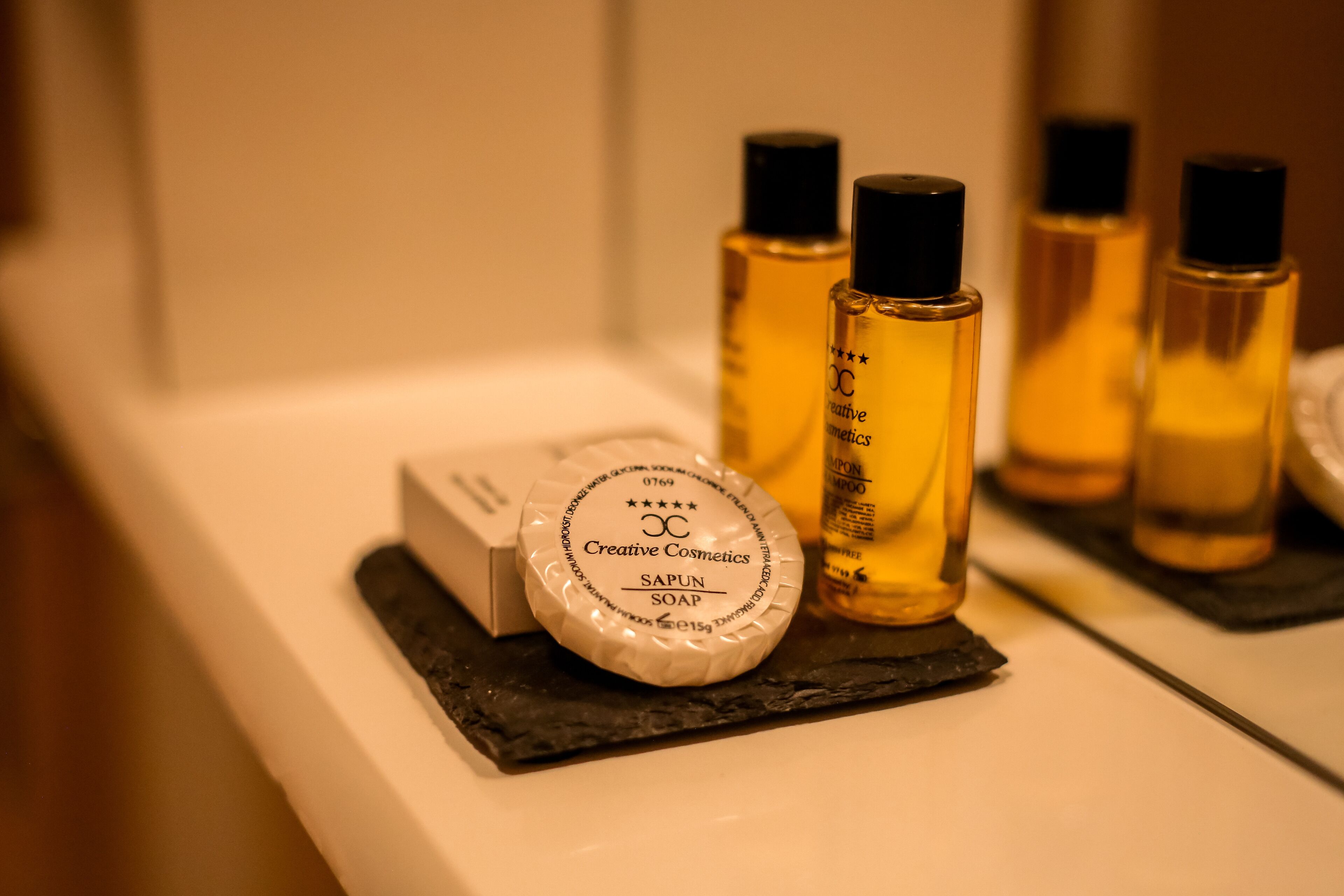 Suihku, hiustenkuivaaja, pyyhkeet, vessapaperi