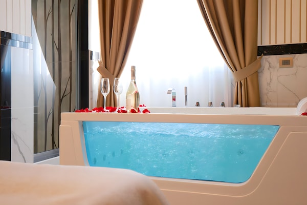 Luxury Suite | In-room safe, blackout drapes, free WiFi