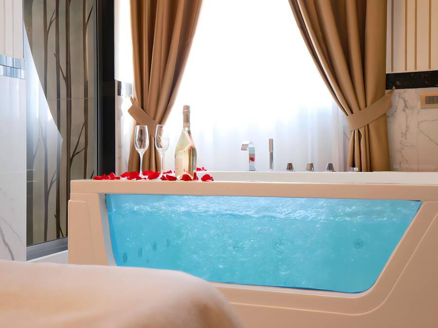 Luxury Suite | In-room safe, blackout drapes, free WiFi