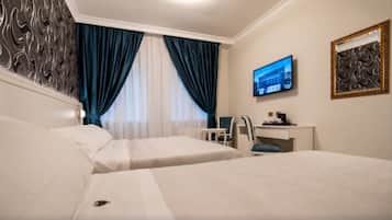 Dubbelrum - utsikt mot staden | Värdeförvaringsskåp på rummet, mörkläggningsgardiner och gratis wi-fi