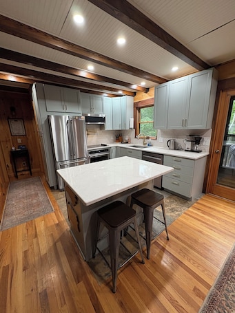 Fridge, microwave, oven, stovetop. A Hopeful Mountain - 10 mins from Galax & the Blue Ridge Parkway!