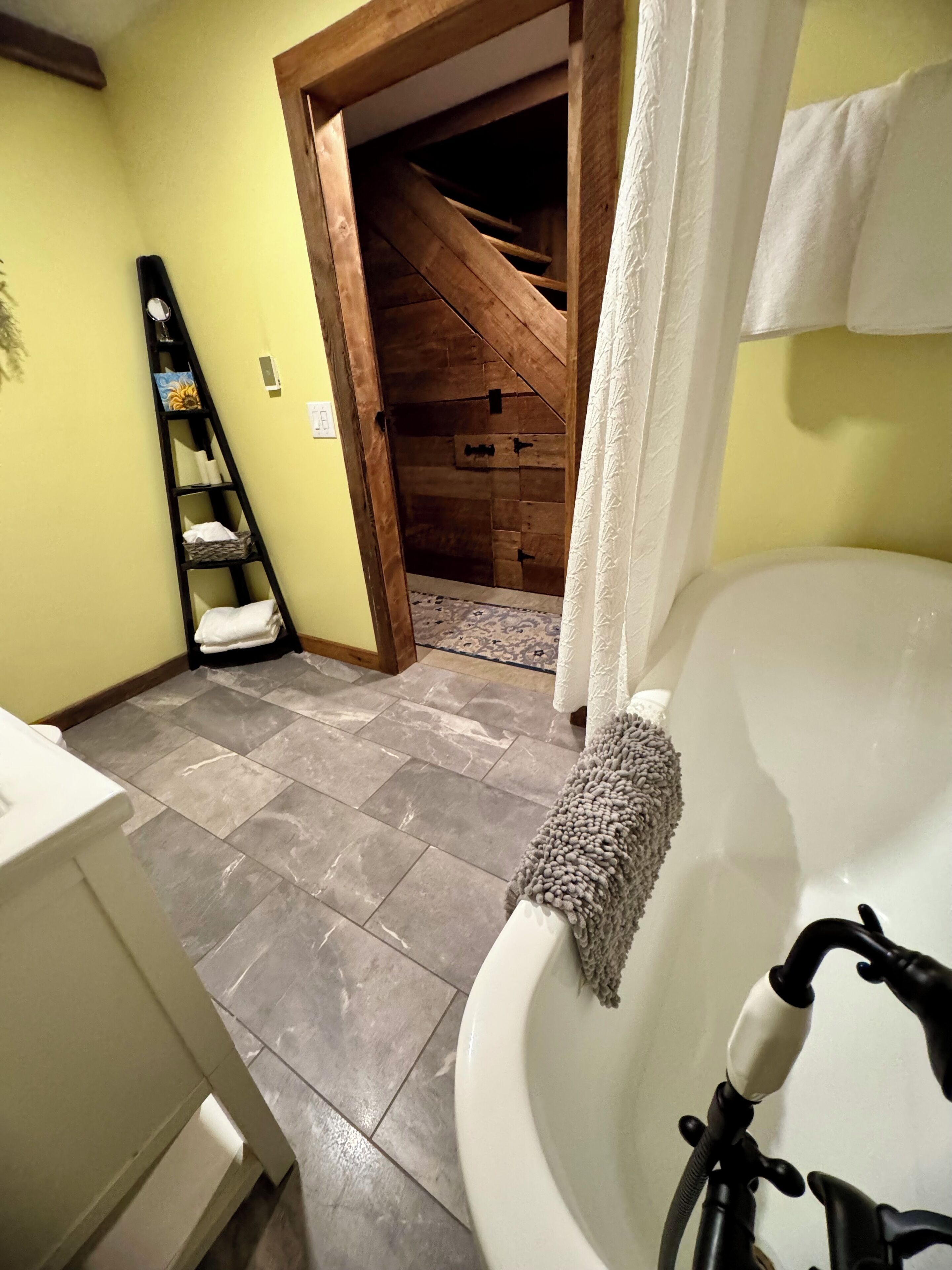 Sèche-cheveux, bidet, serviettes fournies, savon
