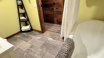 Sèche-cheveux, bidet, serviettes fournies, savon