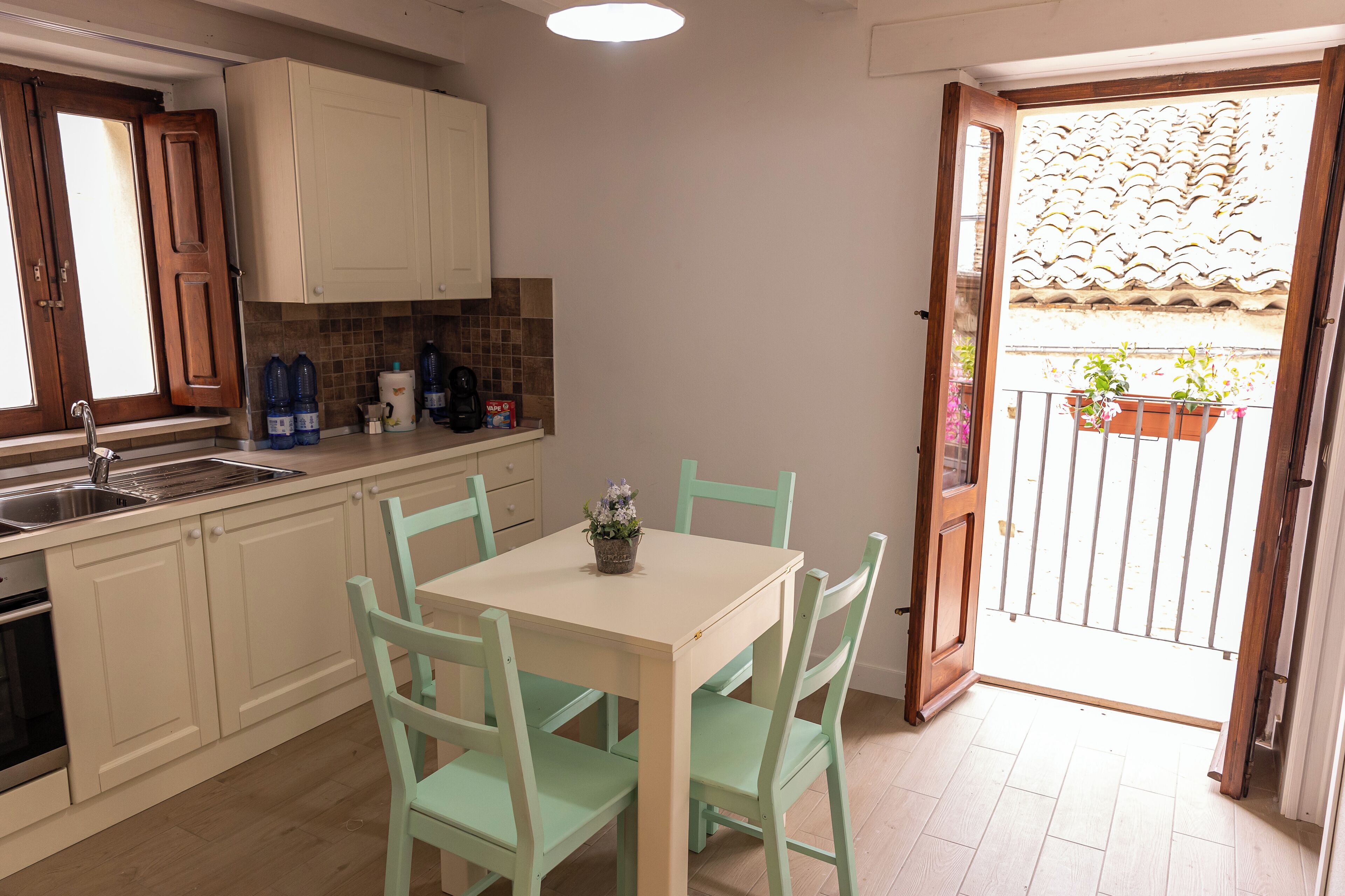 Family Apartment, Balcony | Dapur peribadi | Kerusi tinggi 