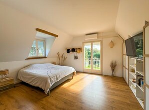 5 quartos, ferros/tábuas de passar roupa, roupa de cama