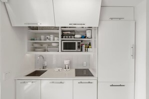 Microwave, stovetop, coffee/tea maker, blender - Coolest Condo in Building w/ Views! (Honolulu)