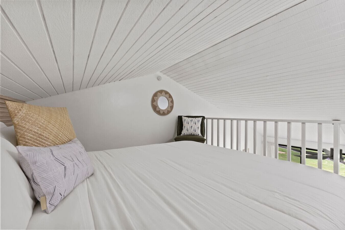 1 bedroom, desk, WiFi