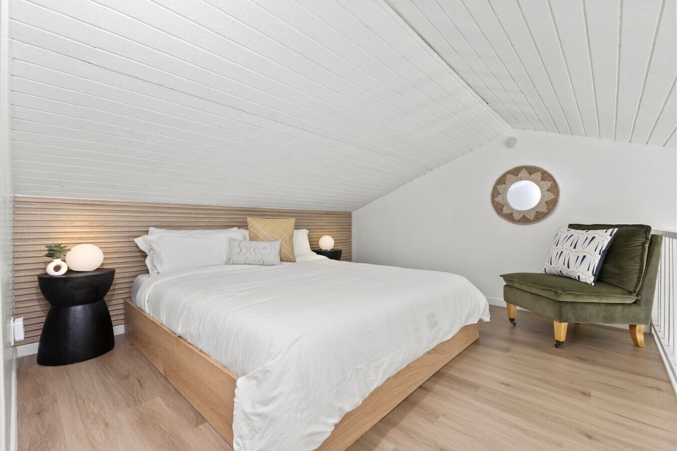 1 多间卧室、办公桌、WiFi