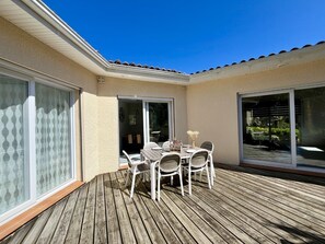 Outdoor dining - Villa des Chênes by Agence Bru - 532861 (Carcans)