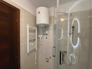 Douche, sèche-cheveux, serviettes fournies, savon