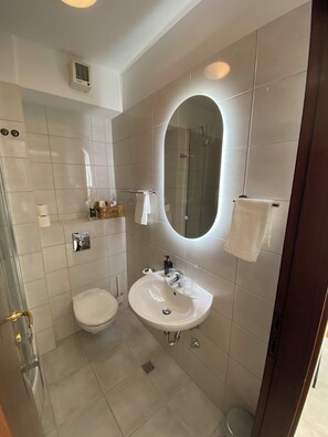 Dusj, hårføner, håndklær og såpe