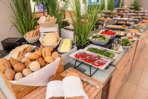 Daily buffet breakfast for a fee - Green Garden Hotel (Falenty)