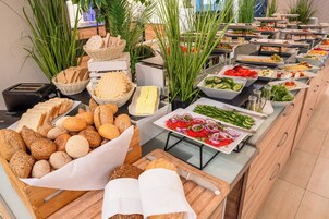 Café da manhã com buffet todos os dias mediante uma taxa