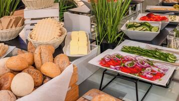 Sarapan prasmanan setiap hari dengan biaya tambahan