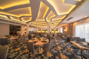 Der serveres morgenmad, frokost og aftensmad med udsigt til haven 