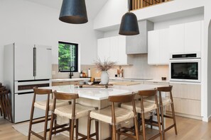 Kjøleskap, mikrobølgeovn, ovn og kokeplater