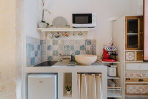 Réfrigérateur, micro-ondes, cafetière/bouilloire, grille-pain
