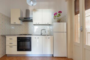 Kühlschrank, Herdplatte, Kochgeschirr/Geschirr/Besteck