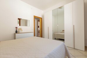 2 Schlafzimmer, Bügeleisen/Bügelbrett
