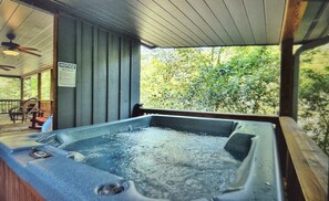 Outdoor spa tub - Sasquatch River Retreat (Epworth)