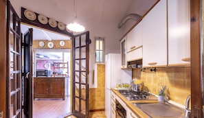 Fridge, oven, stovetop, coffee/tea maker