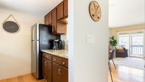 Een moderne keuken met houten kastjes en een roestvrijstalen koelkast.
