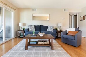 Een smart-tv en boeken