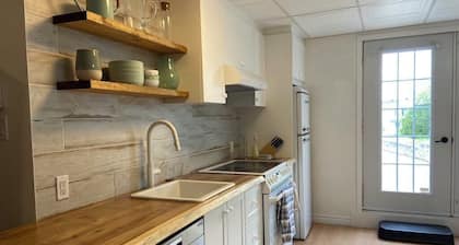 Large, fully-equipped apartment - private access (ideal for visiting Quebec City)