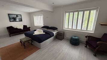 5 bedrooms, iron/ironing board, WiFi, bed sheets