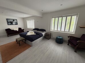 5 bedrooms, iron/ironing board, WiFi, bed sheets