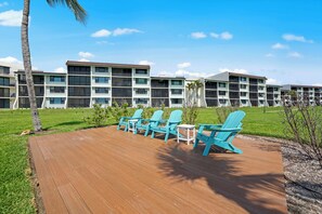 Terrace/patio - Beachfront Loggerhead Cay 302— comforts of home, Heated Pool, Tennis, Pickleball & Bikes + Beach Gear. Weekly Stays (Sanibel)