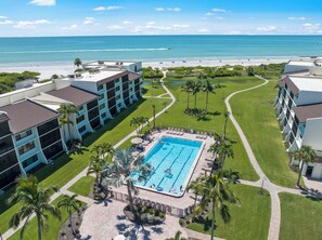 A heated pool - Beachfront Loggerhead Cay 302— comforts of home, Heated Pool, Tennis, Pickleball & Bikes + Beach Gear. Weekly Stays (Sanibel)