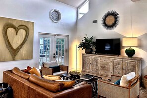 Living area - Walk to Beach, Dining, Shops, Screen Patio, Game Room, Hobe Sound Zeus Park (Hobe Sound)