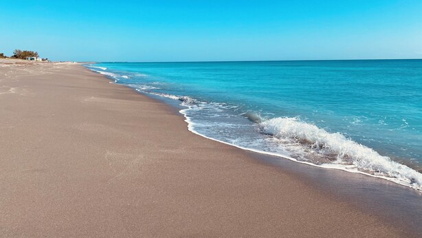 A beach with clear blue water and a sandy shore. - Walk to Beach, Dining, Shops, Screen Patio, Game Room, Hobe Sound Zeus Park (Hobe Sound)