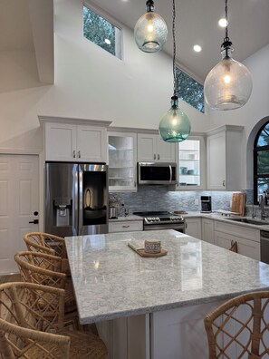 Jääkaappi, mikroaaltouuni, uuni, liesi