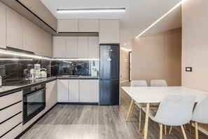 Kühlschrank, Mikrowelle, Ofen, Herdplatte