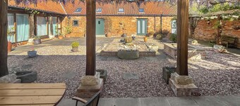 3 bedroom accommodation in North Green