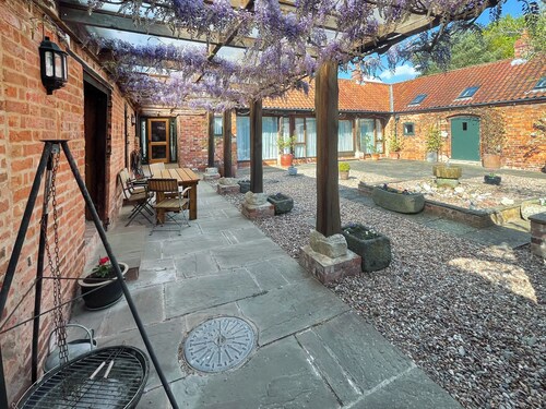 3 bedroom accommodation in North Green