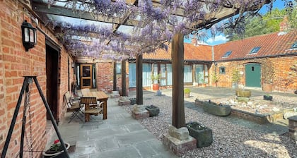 3 bedroom accommodation in North Green