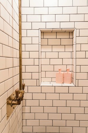 Een douche, handdoeken, zeep, shampoo