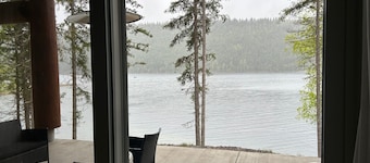 Cozy Lakefront Post and Beam Home, pet friendly, public boat launch,