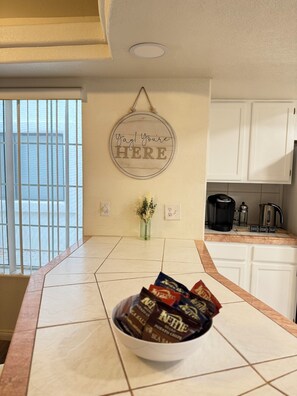 冷蔵庫、電子レンジ、オーブン、コ  ンロ