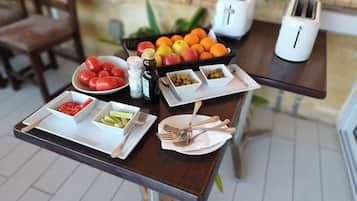 Daily continental breakfast (EUR 10 per person)