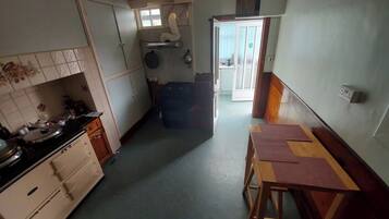 House | Private kitchen | Fridge, microwave, oven, stovetop