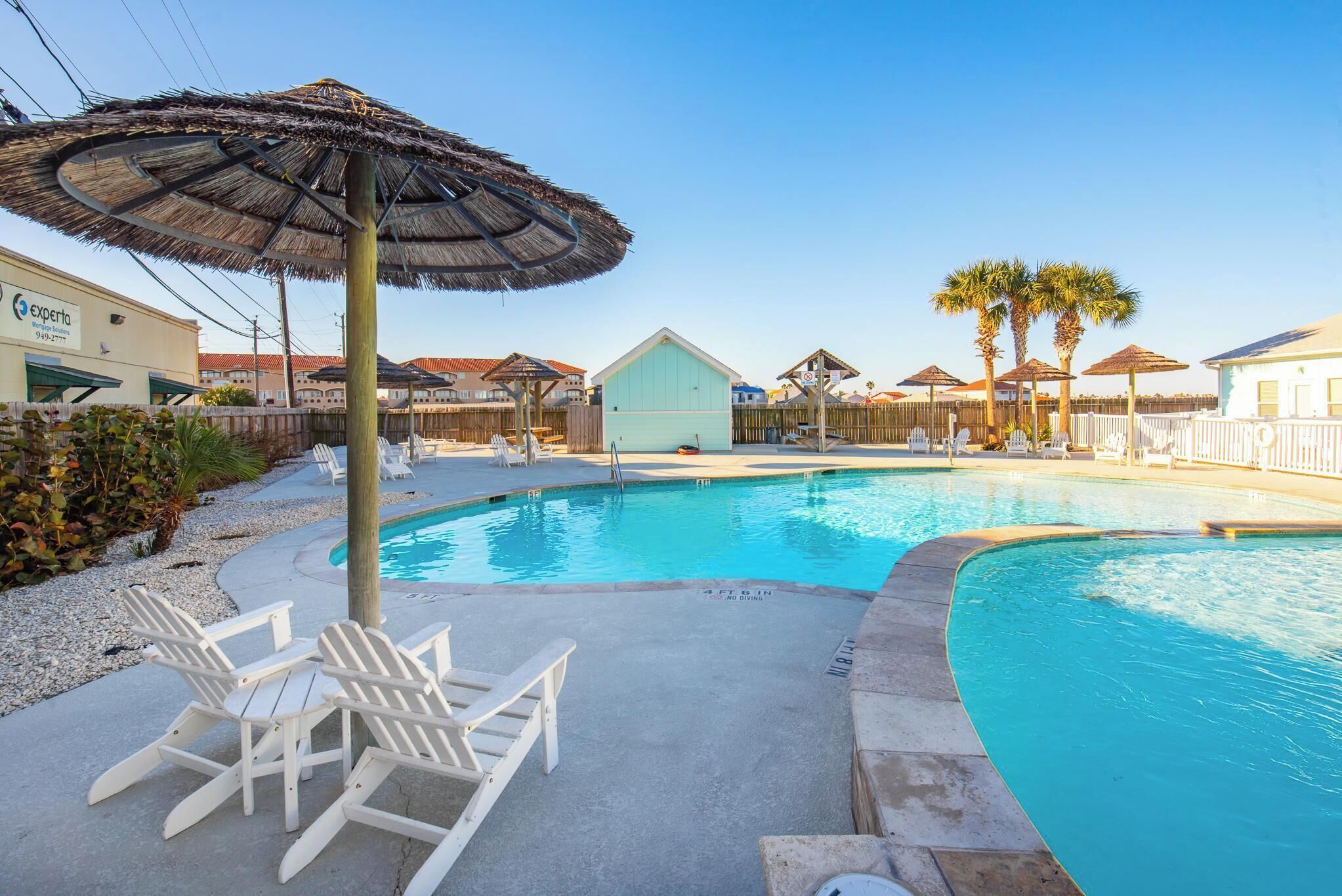 室外游泳池，恒温泳池