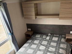 Apartment | 3 bedrooms, iron/ironing board, bed sheets - Cedar Lake Apartment Retreat (Skegness)