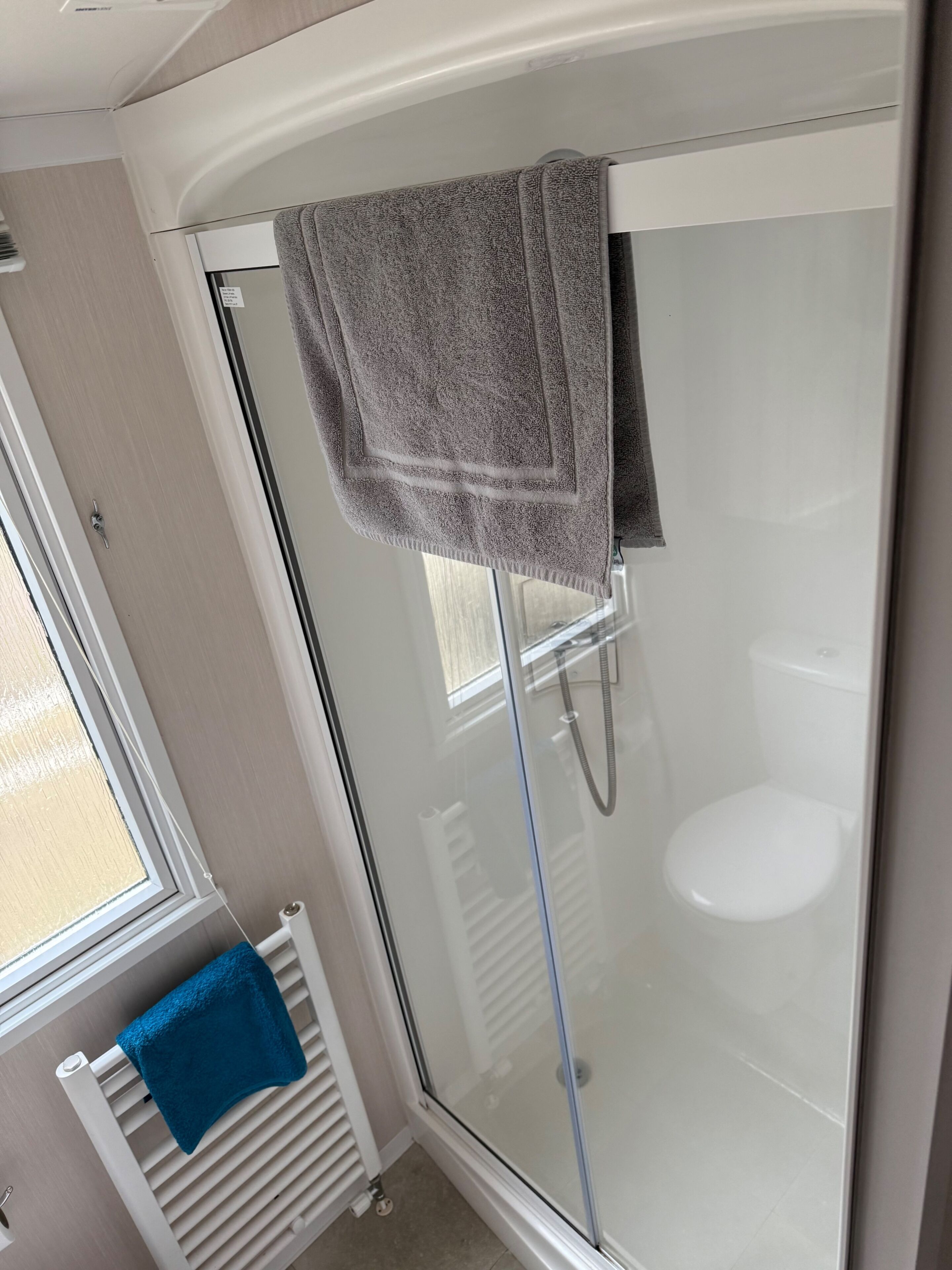 Leilighet | Bad | Dusj og hårføner