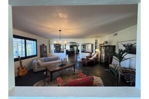 Smart TV, fireplace - *NEW* Mtn view retreat! Pets! 3 min Dtwn/Pooltable (Prescott)